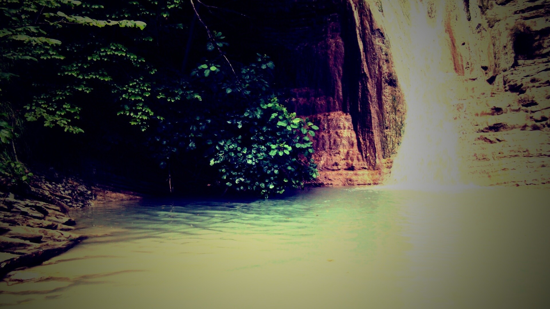 У водопада обои