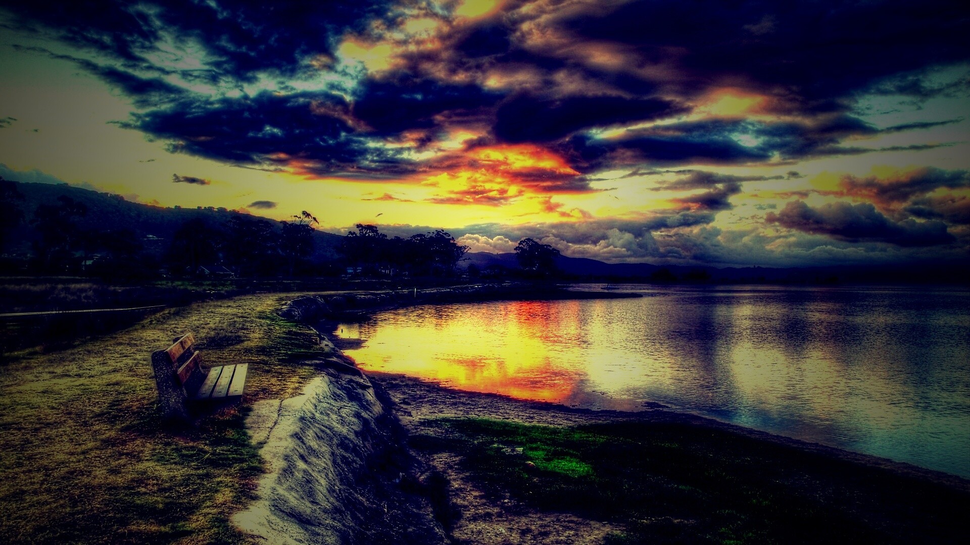 Скамейка у озера обои