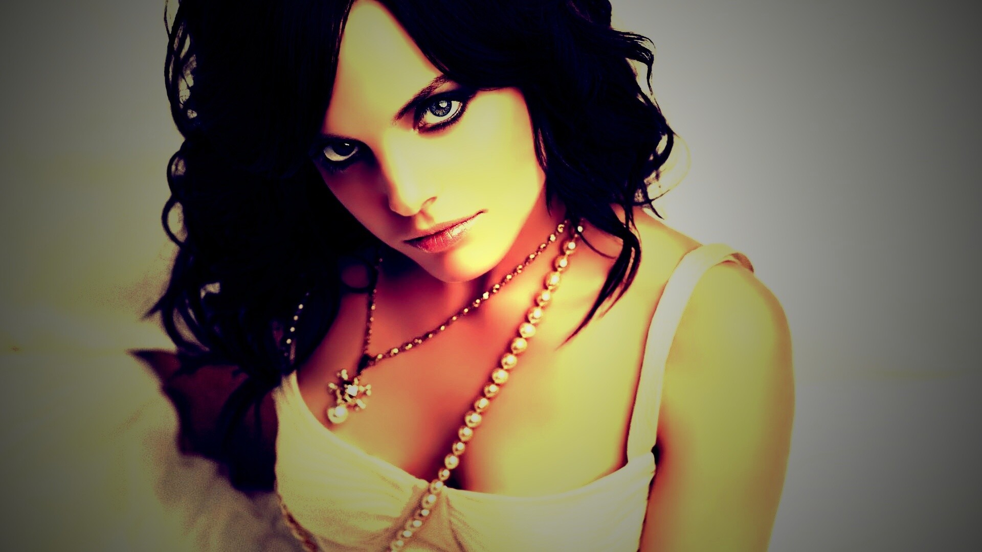 Брюнеточка с желанием в глазах обои