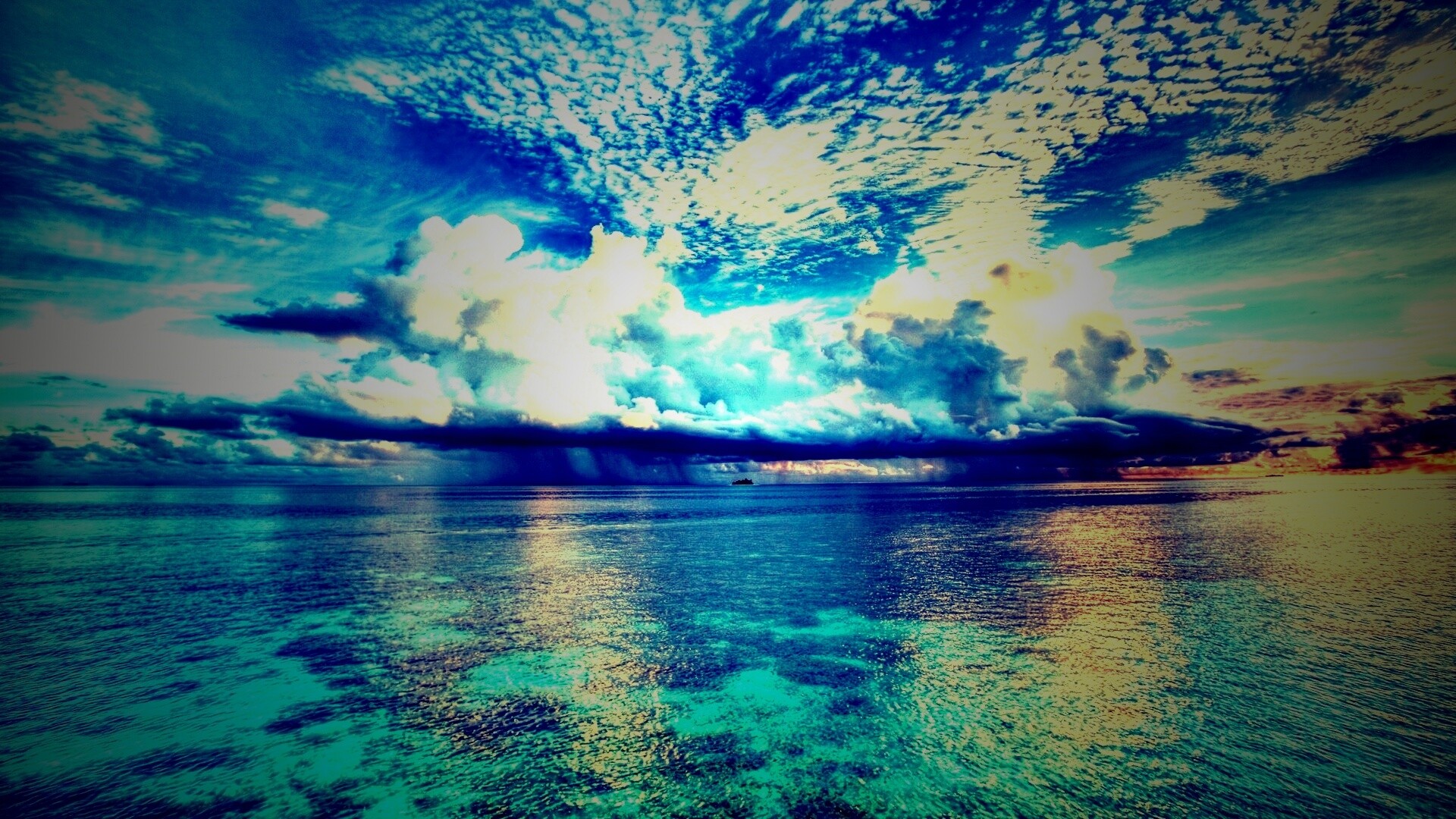 Тучи над морем обои