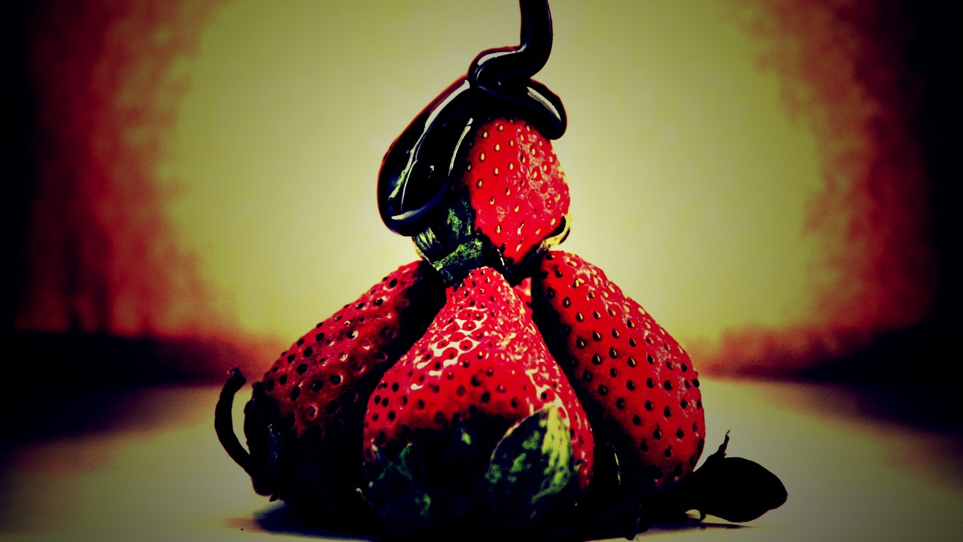 Аппетитная клубничка с шоколадом обои