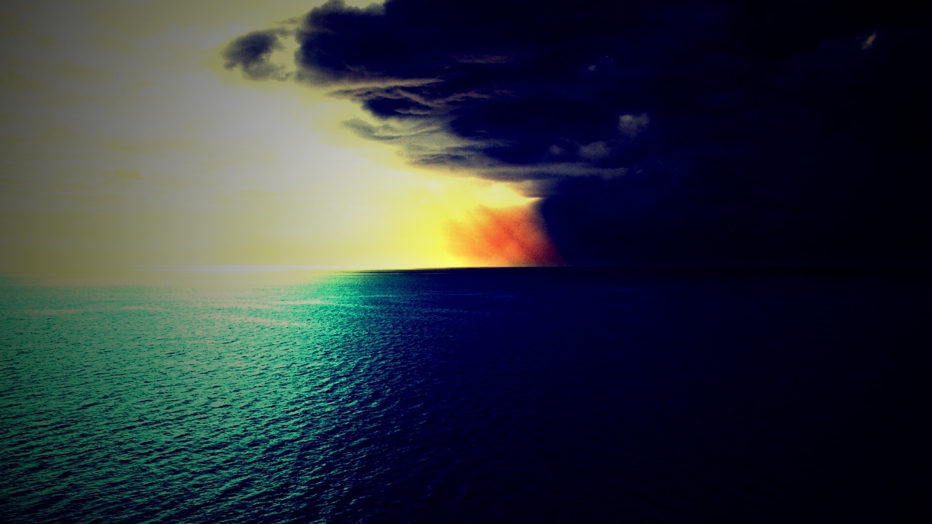 Синее море и грозные тучи обои