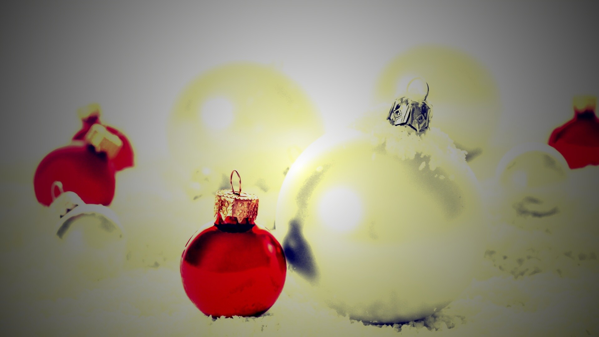 Красно-белые игрушки  обои