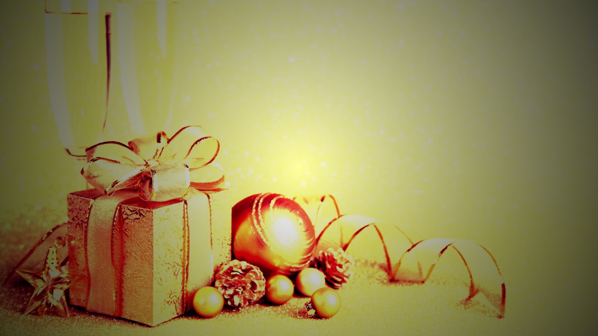 Подарок и бокалы шампанского обои