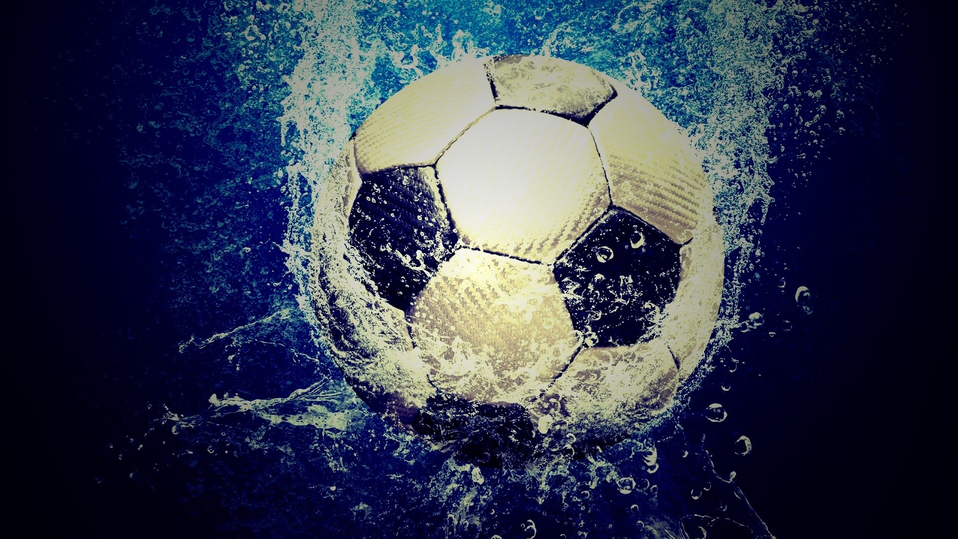 Футбольный мяч в воде обои