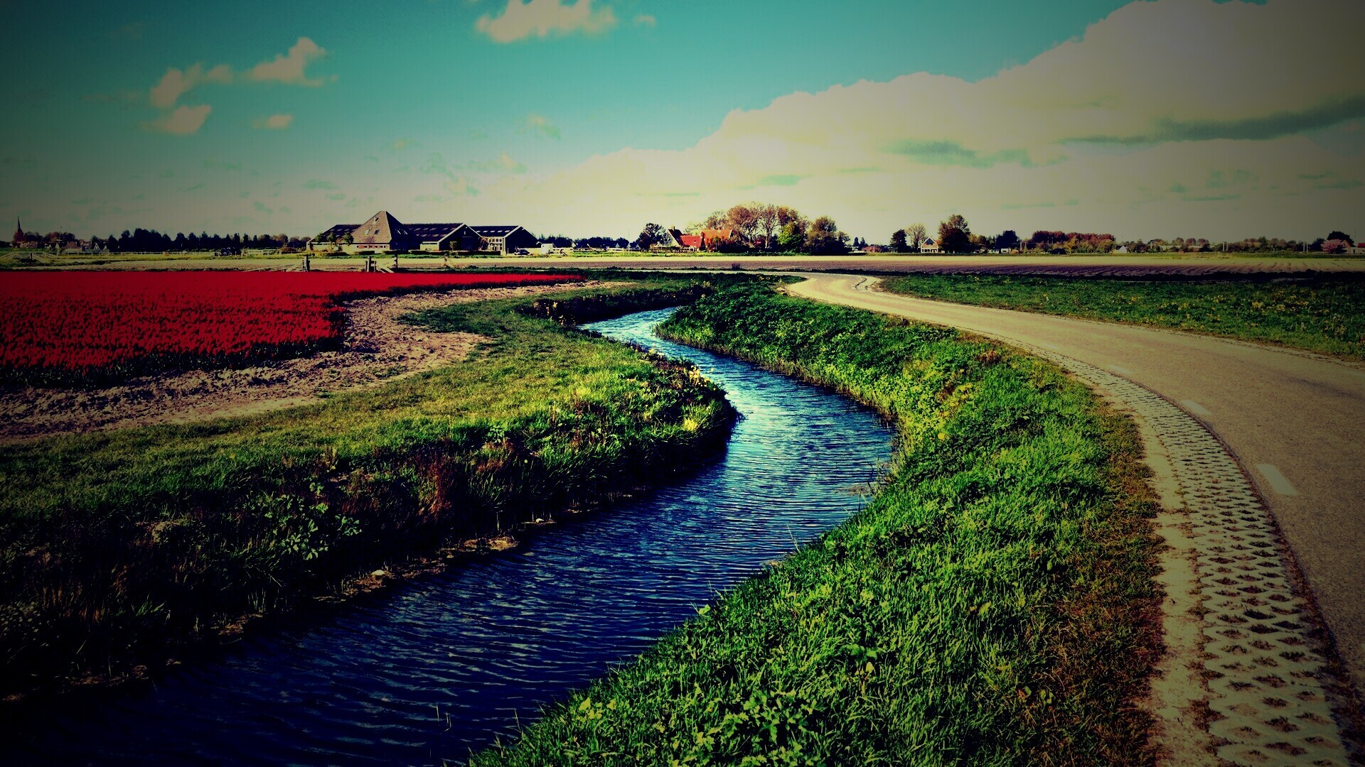 Канал вдоль дороги обои