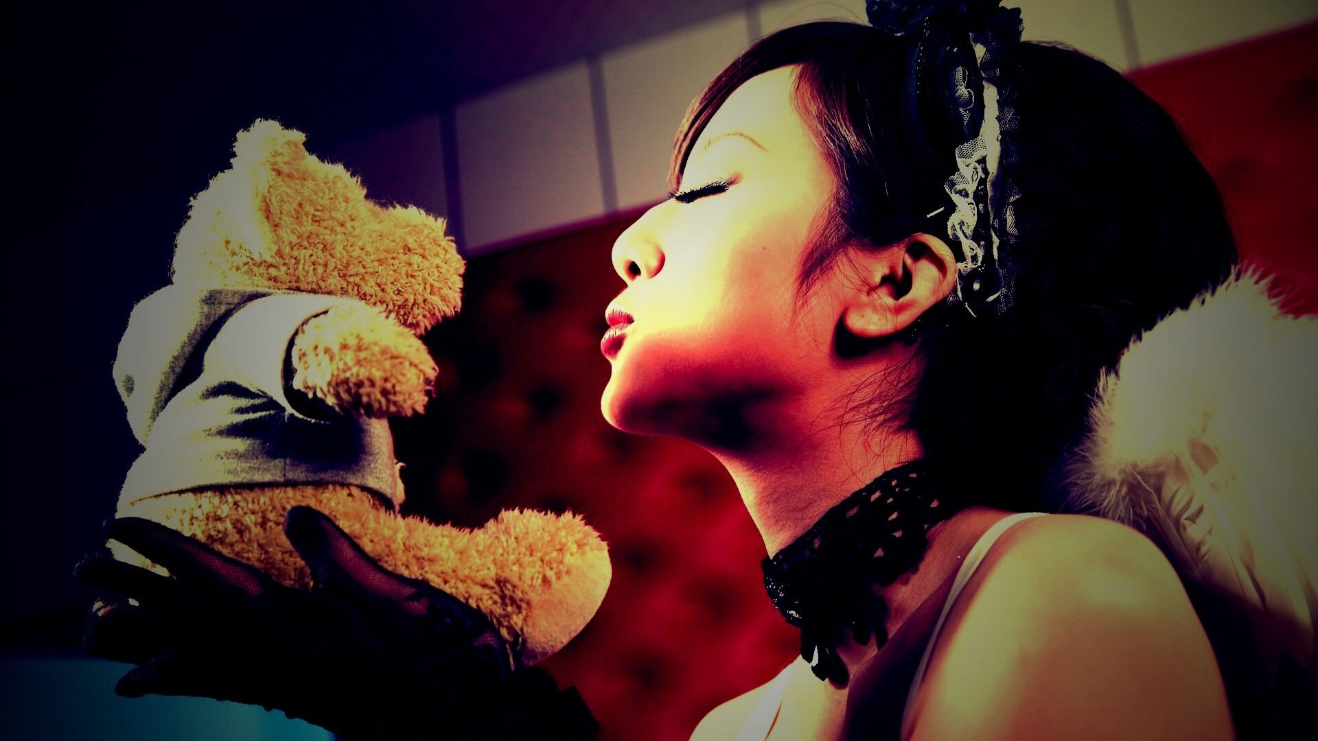 Азиатка любит медвежонка обои