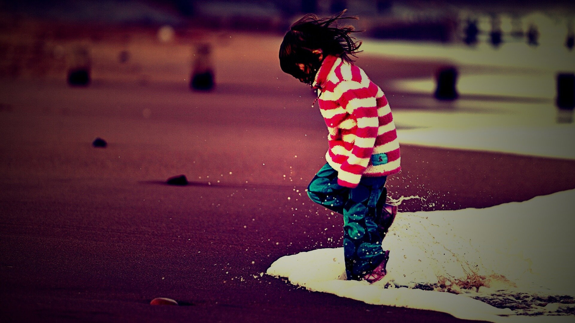 Ребенок и волна обои