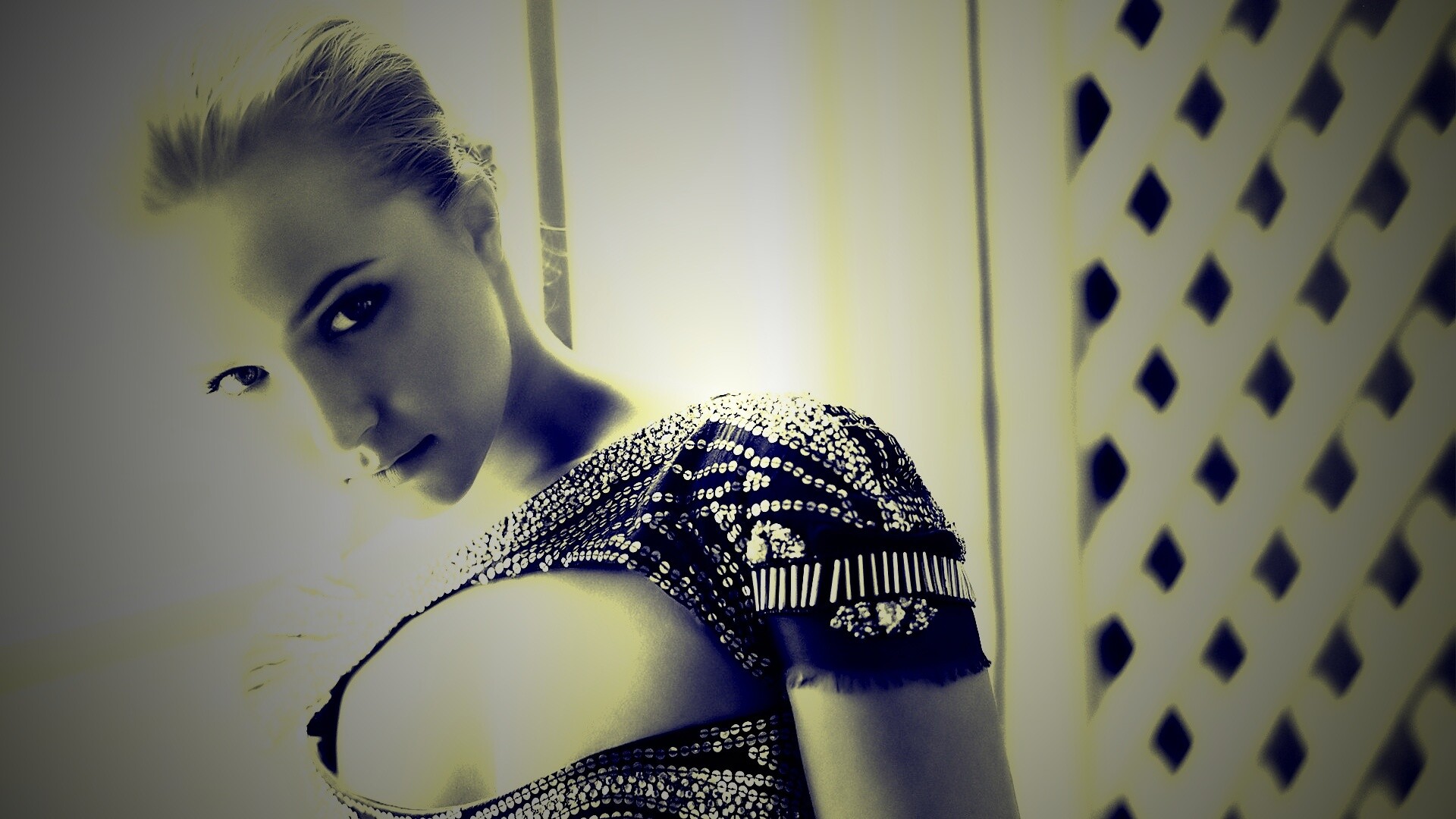 Блондинка у окна обои