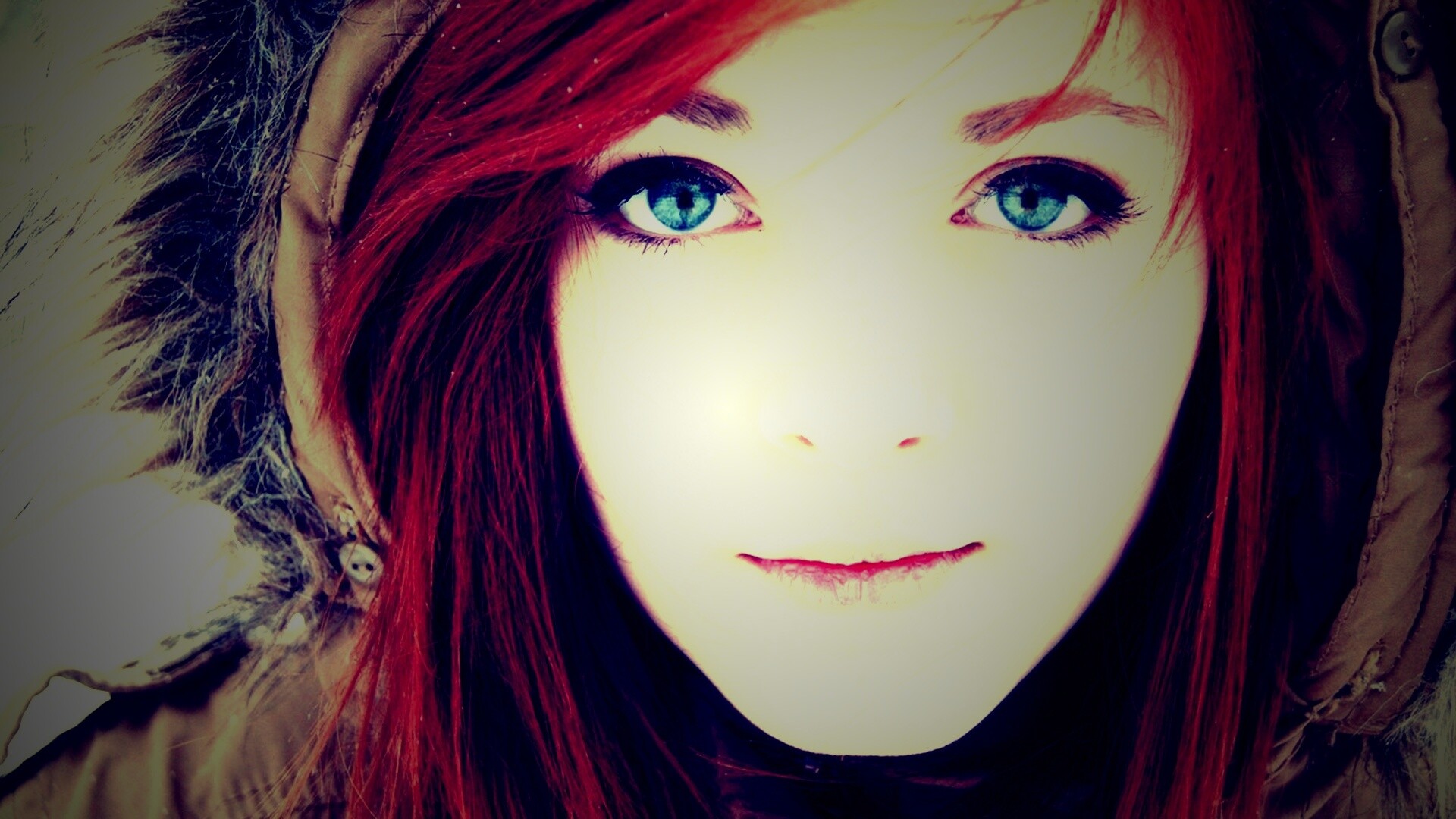 Рыжая в капюшоне обои