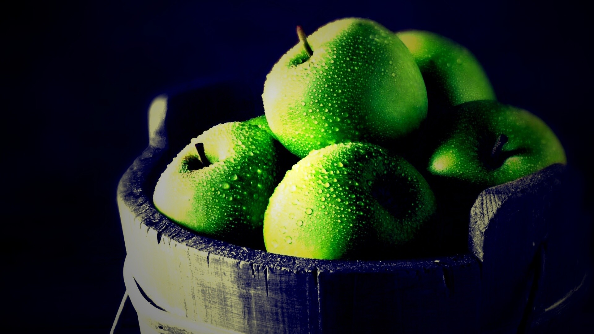 Ведро зеленых яблок обои