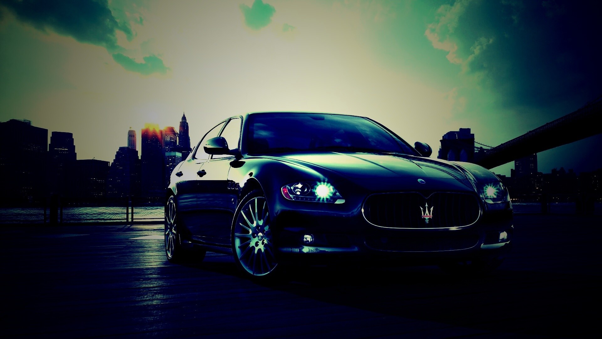Черная мазерати на пирсе обои