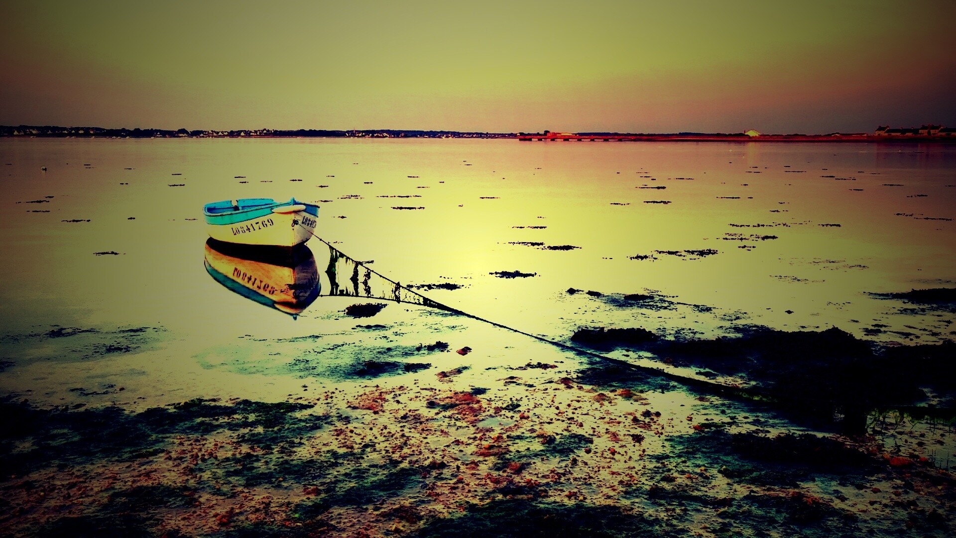 Лодка на илистом берегу обои