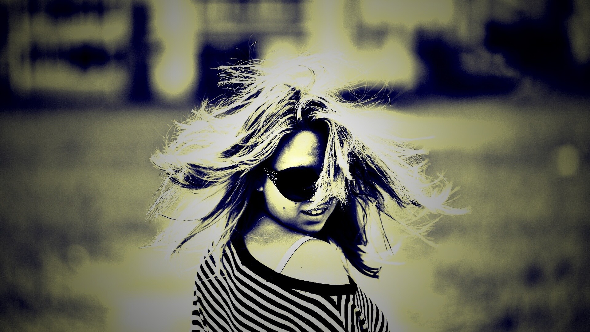 Девушка в тельняшке обои