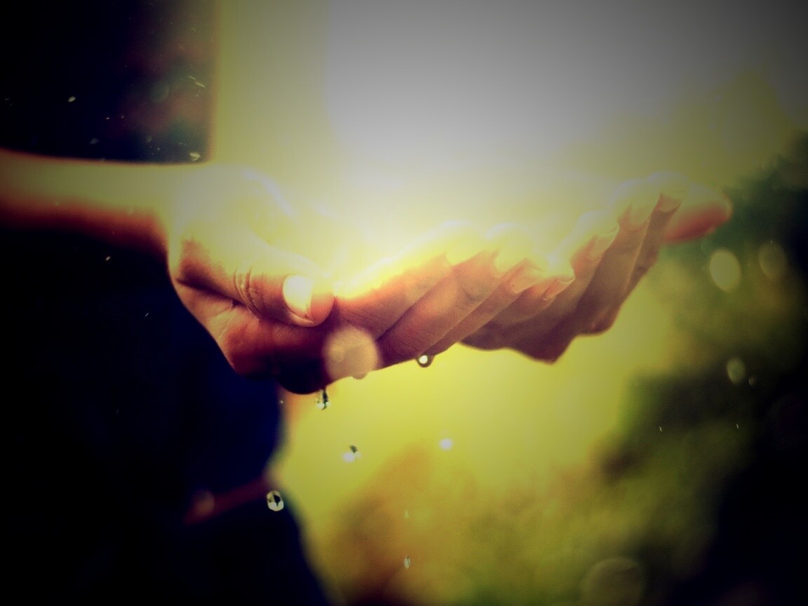 Дождь в ладонях обои