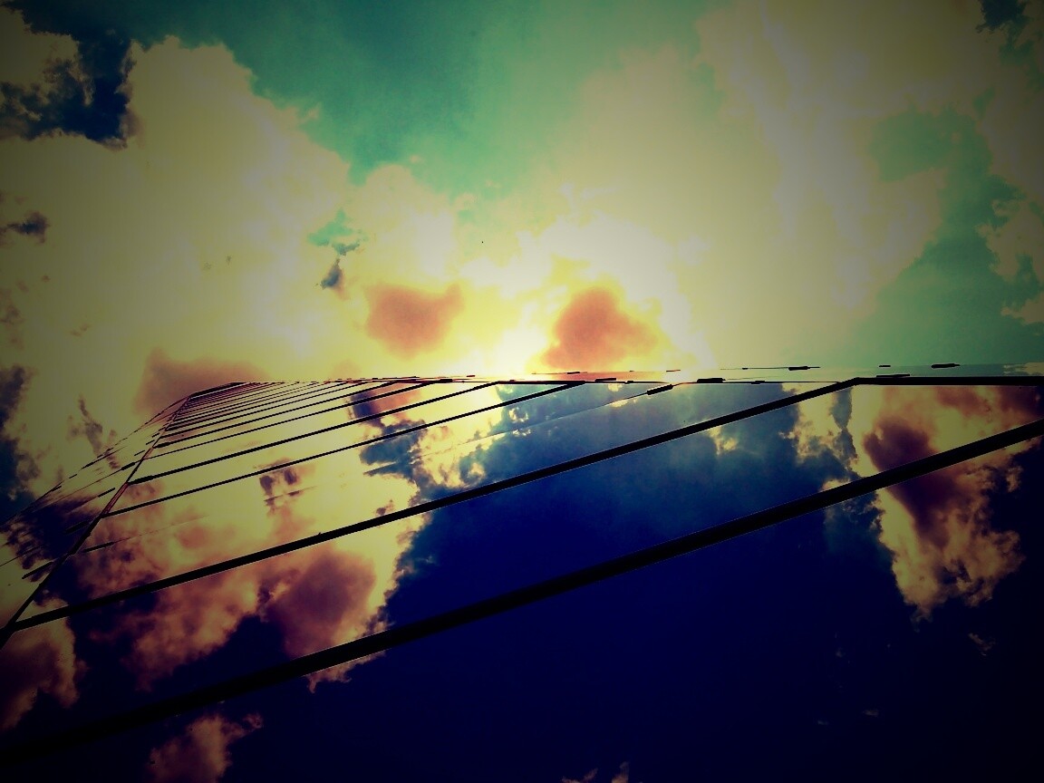 Стеклянный небоскреб уходящий в небо обои