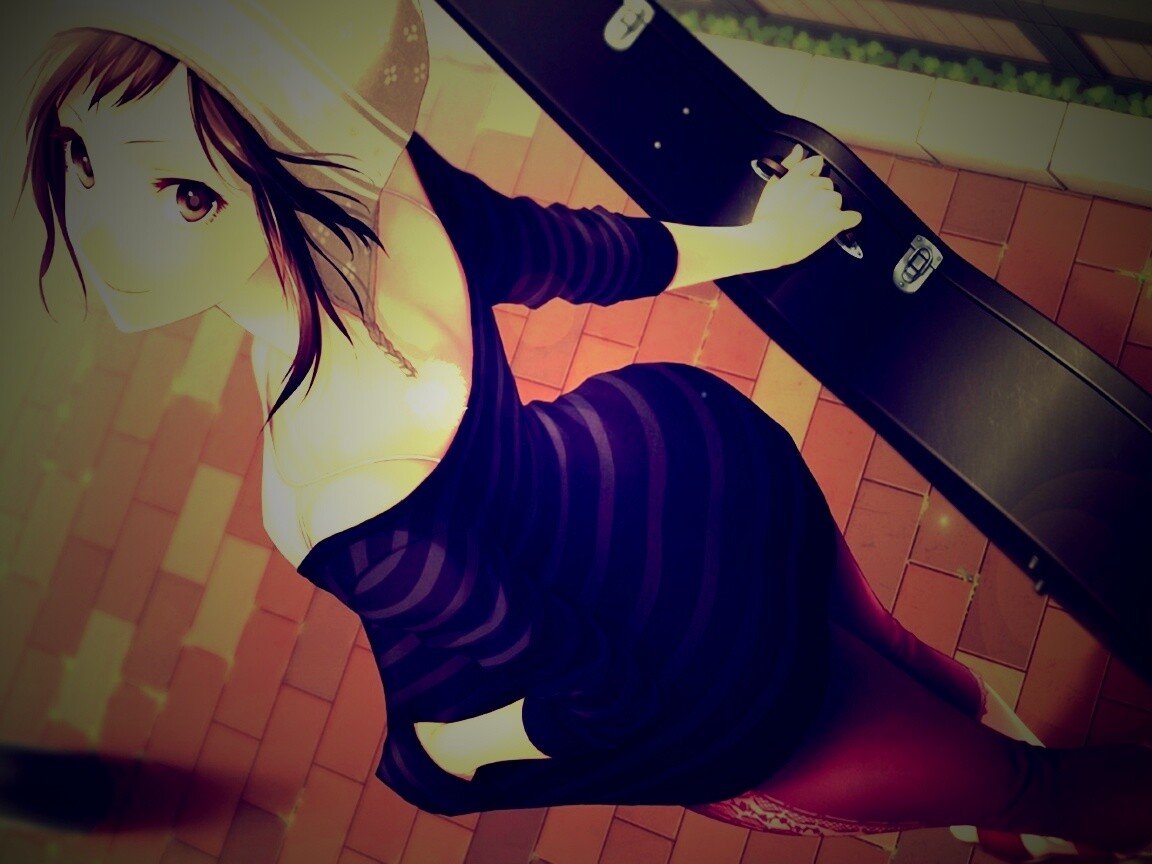 Девушка с гитарным чехлом обои