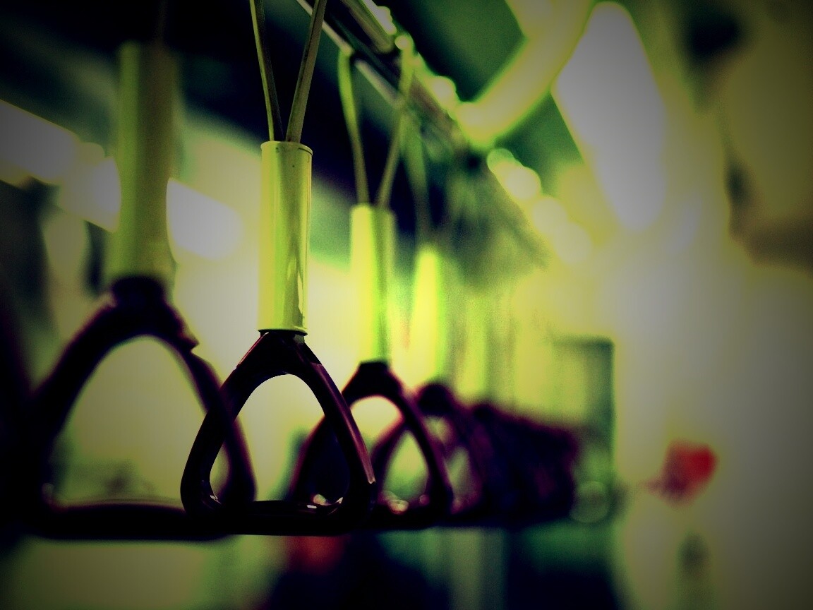 Поручни в метро обои