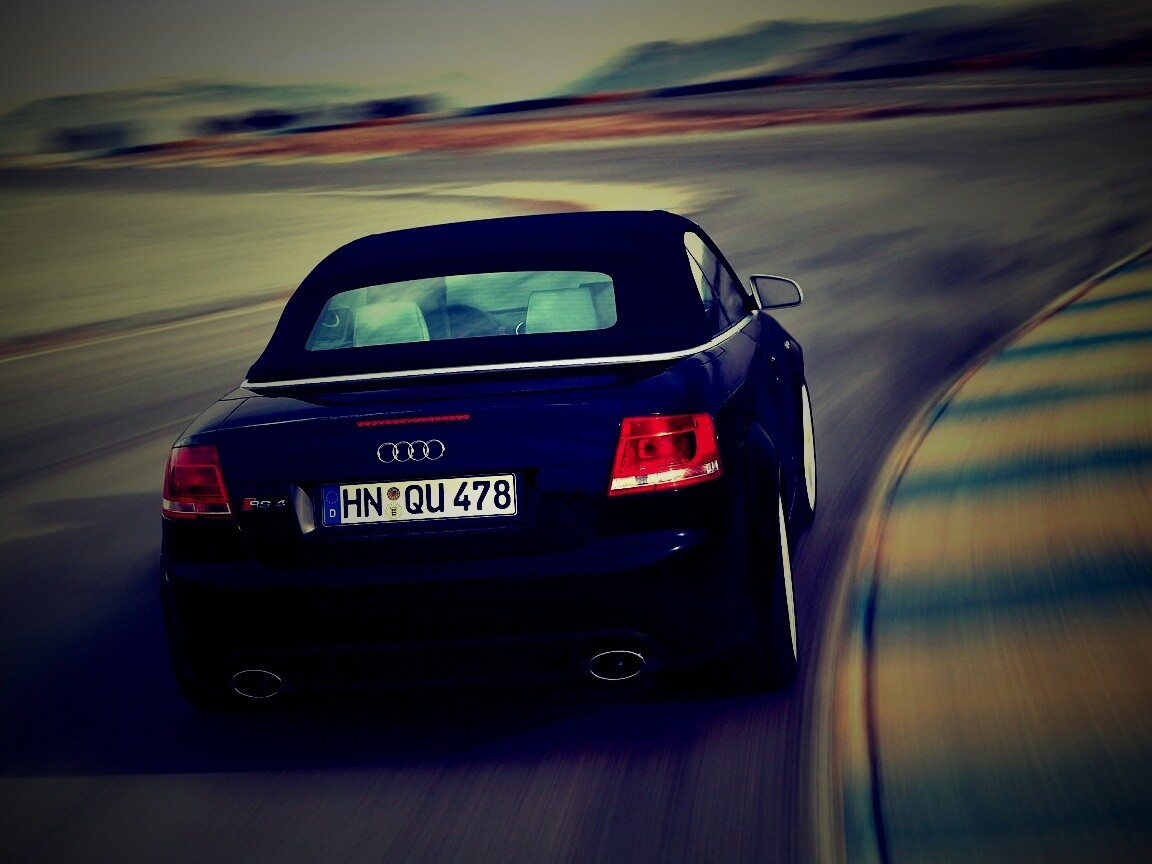 Audi RS 4 с тряпичной крышей обои