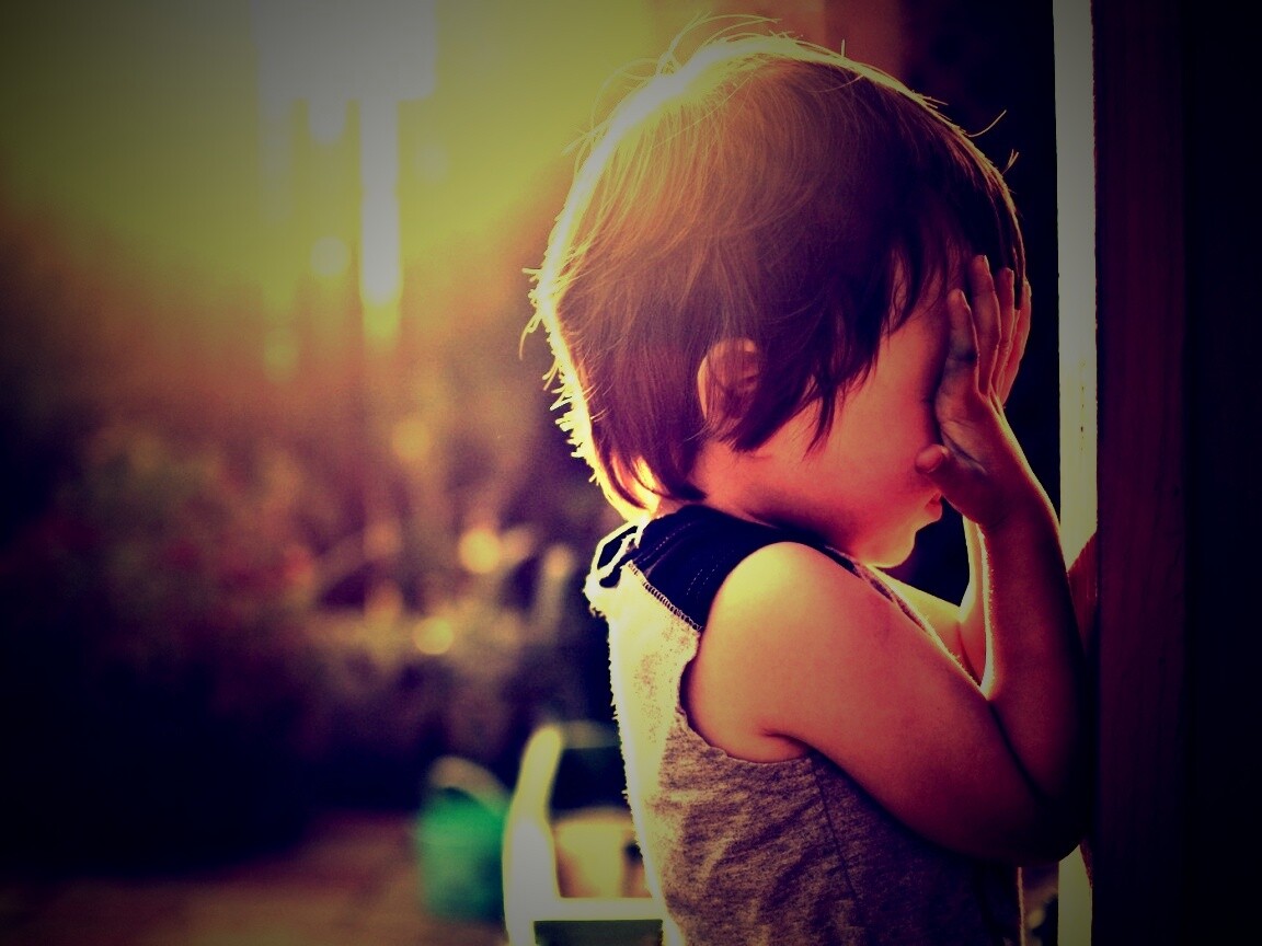 Малыш играет в прятки обои