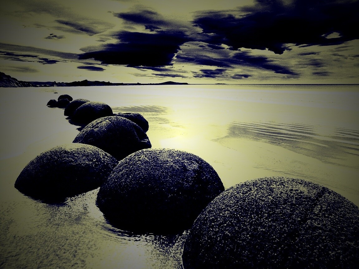 Круглые камни на берегу обои