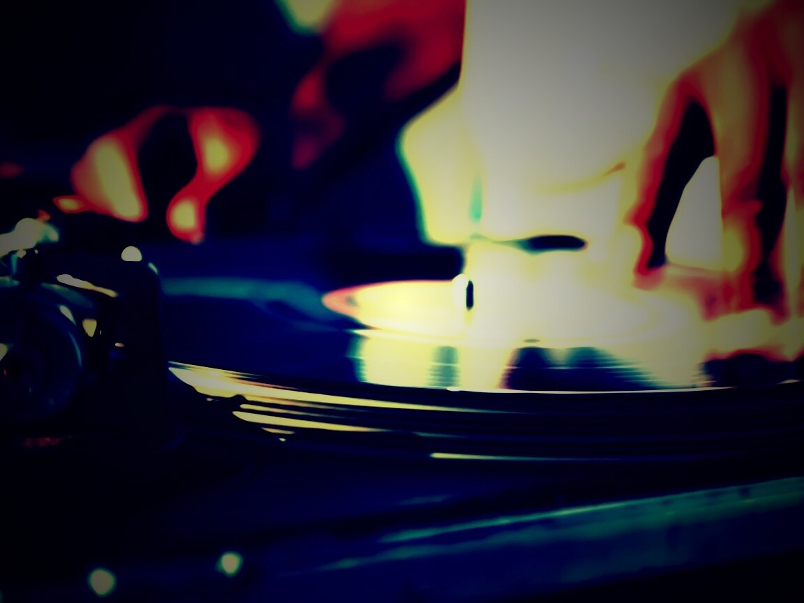 Винил на диджейском пульте обои