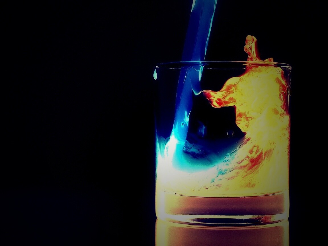 Огонь и вода в стакане обои