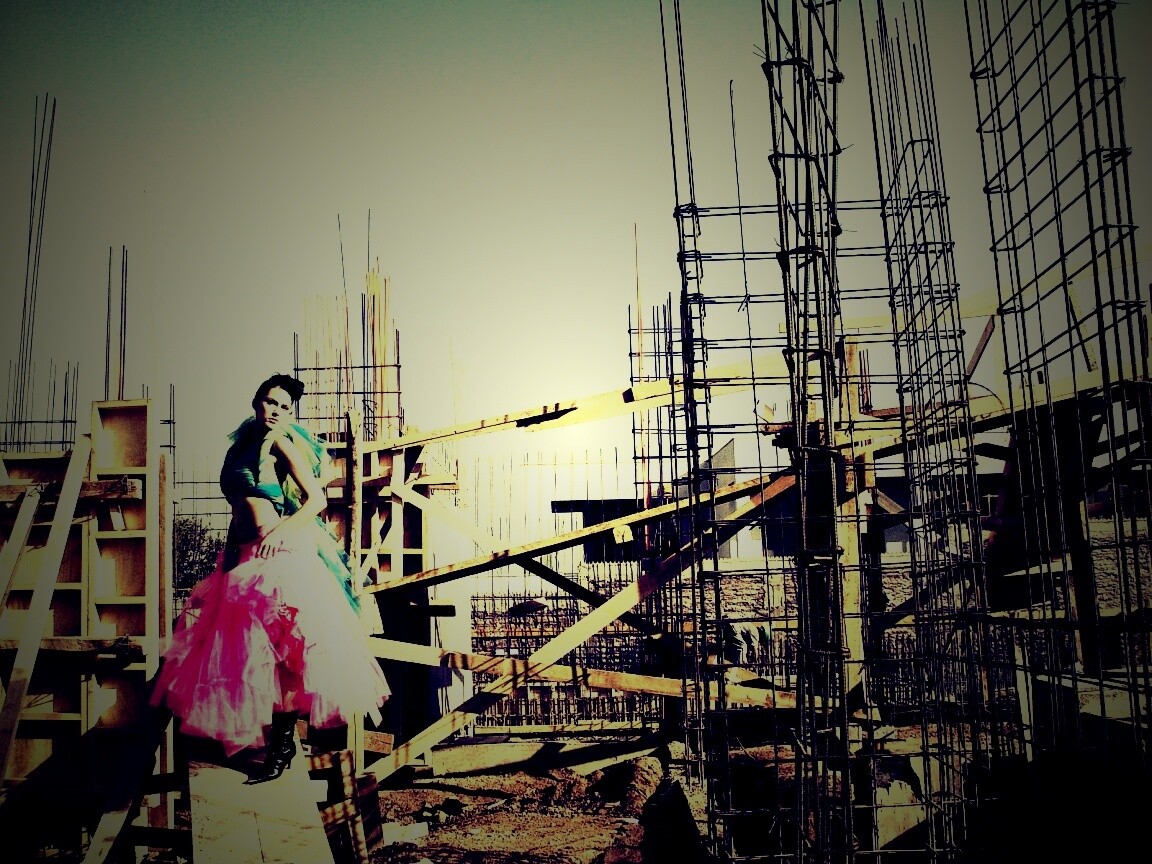 Девушка на стройке обои