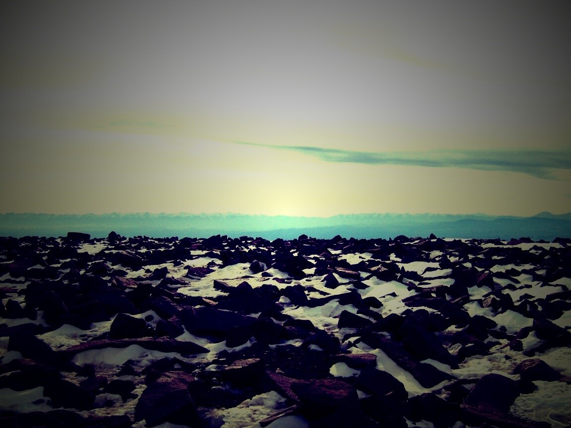 Заснеженная каменистая равнина обои