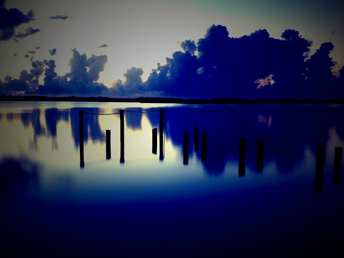 Столбики из воды обои