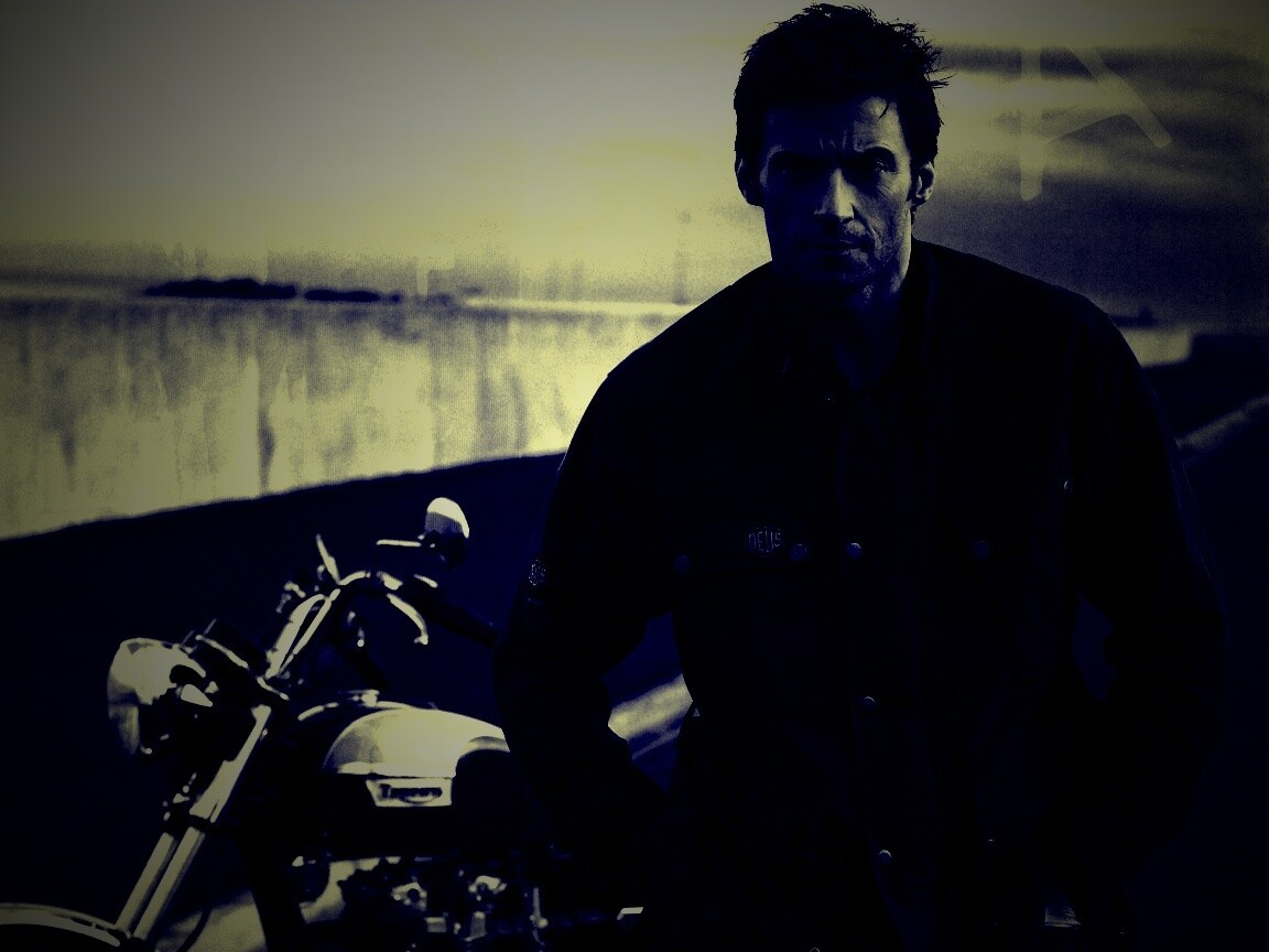 Хью Джекман с мотоциклом обои