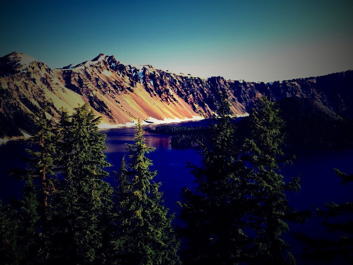 Озеро в кратере обои