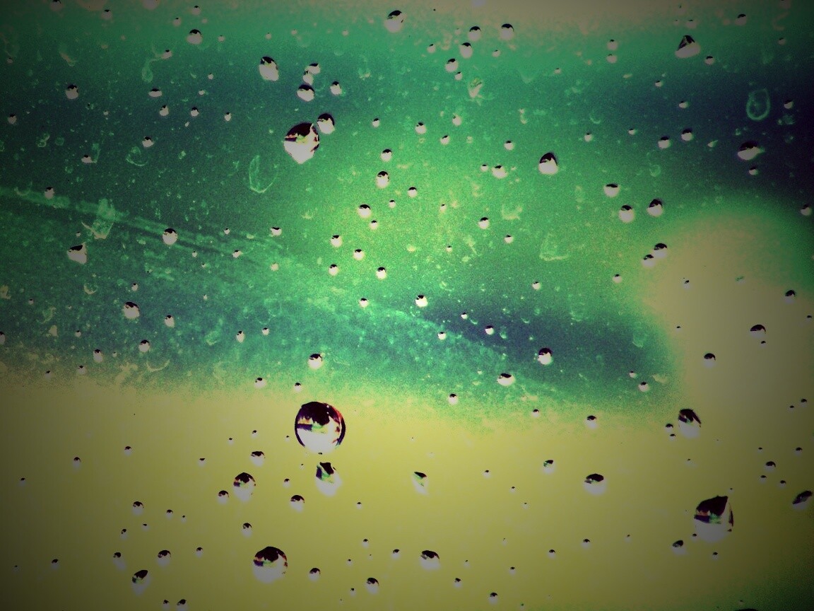 Капли на грязном стекле обои