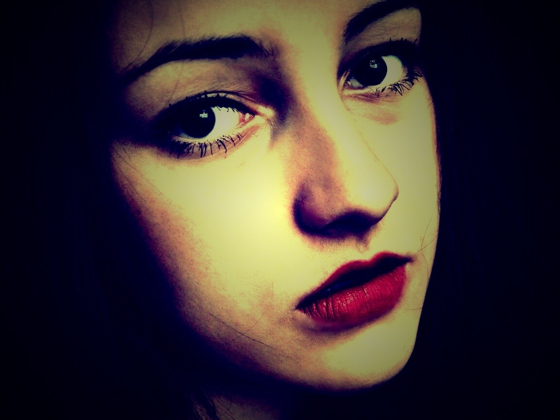 Брюнетка с ярким макияжем и печальным лицом обои