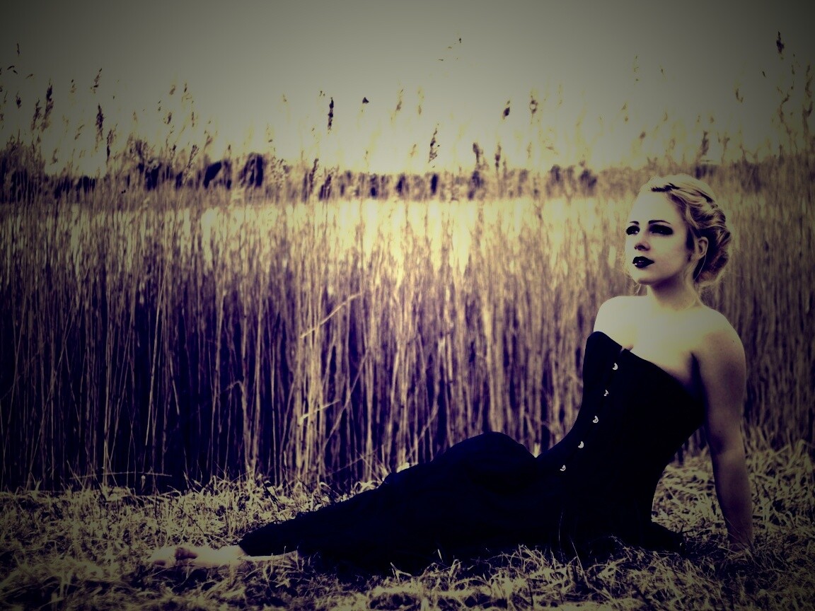 Девушка на траве в черном корсете обои
