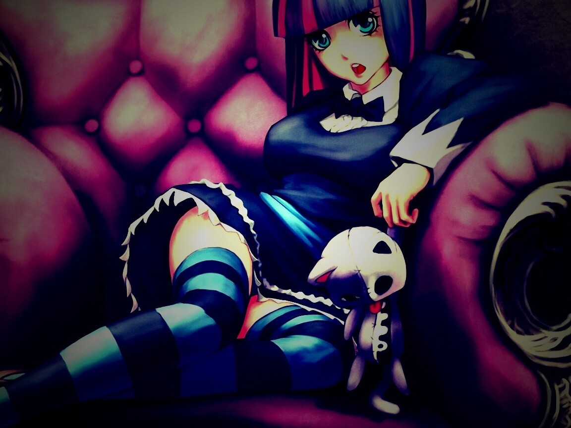 Девочка с куклой котенка обои