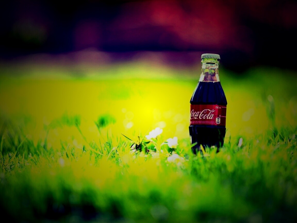 Кока-Кола на траве обои