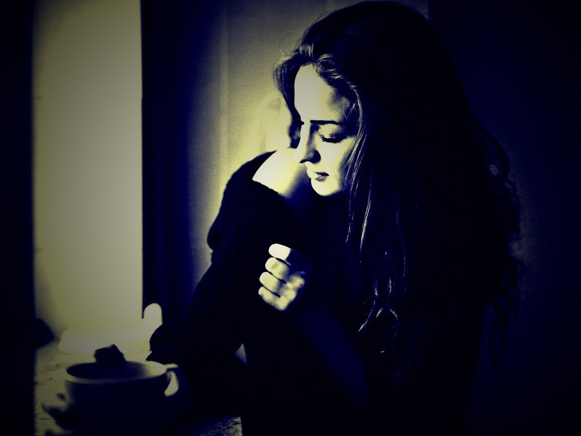 Обнаженное плечо и чашка кофе обои