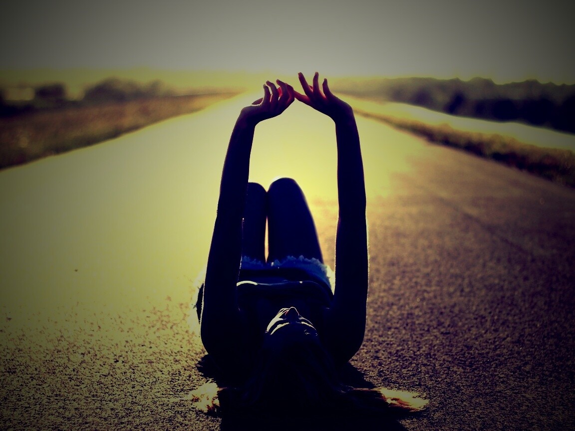 Девушка на асфальте обои