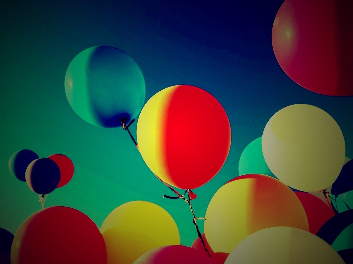 Разноцветные воздушные шарики обои