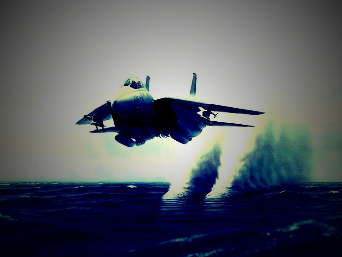 Истребитель над водой обои