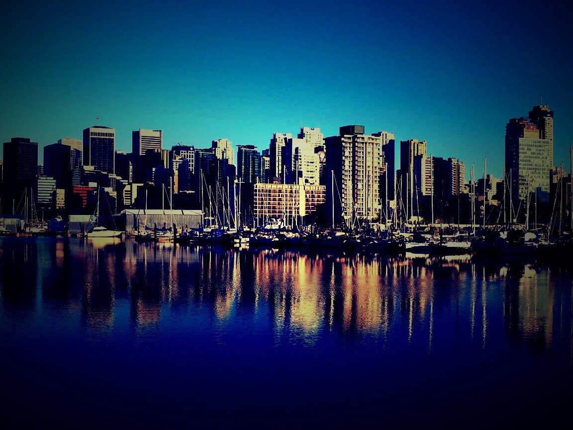 Город у воды обои