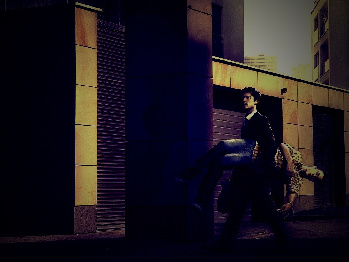 Мужчина с куклой обои