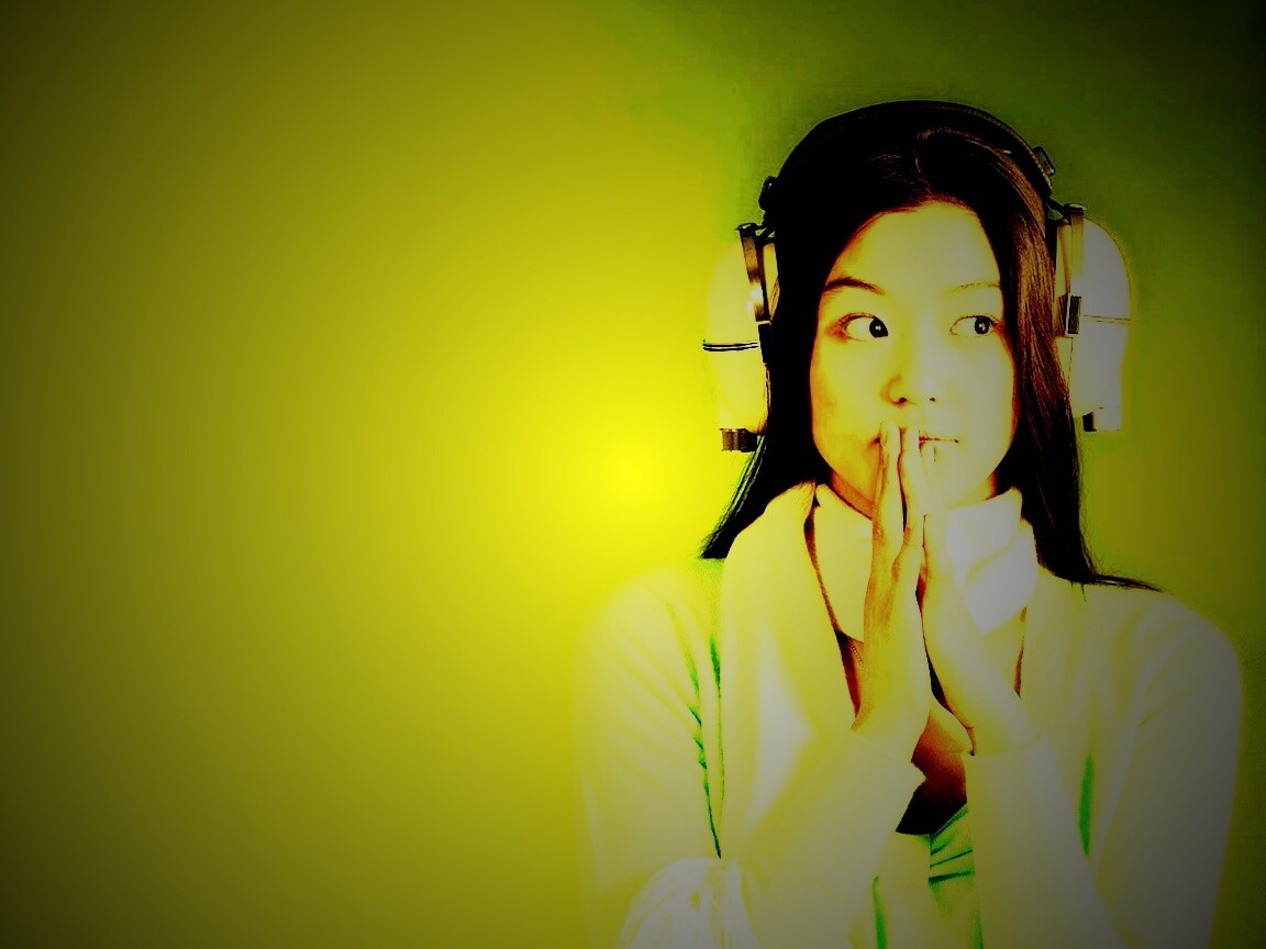 Японка в наушниках обои