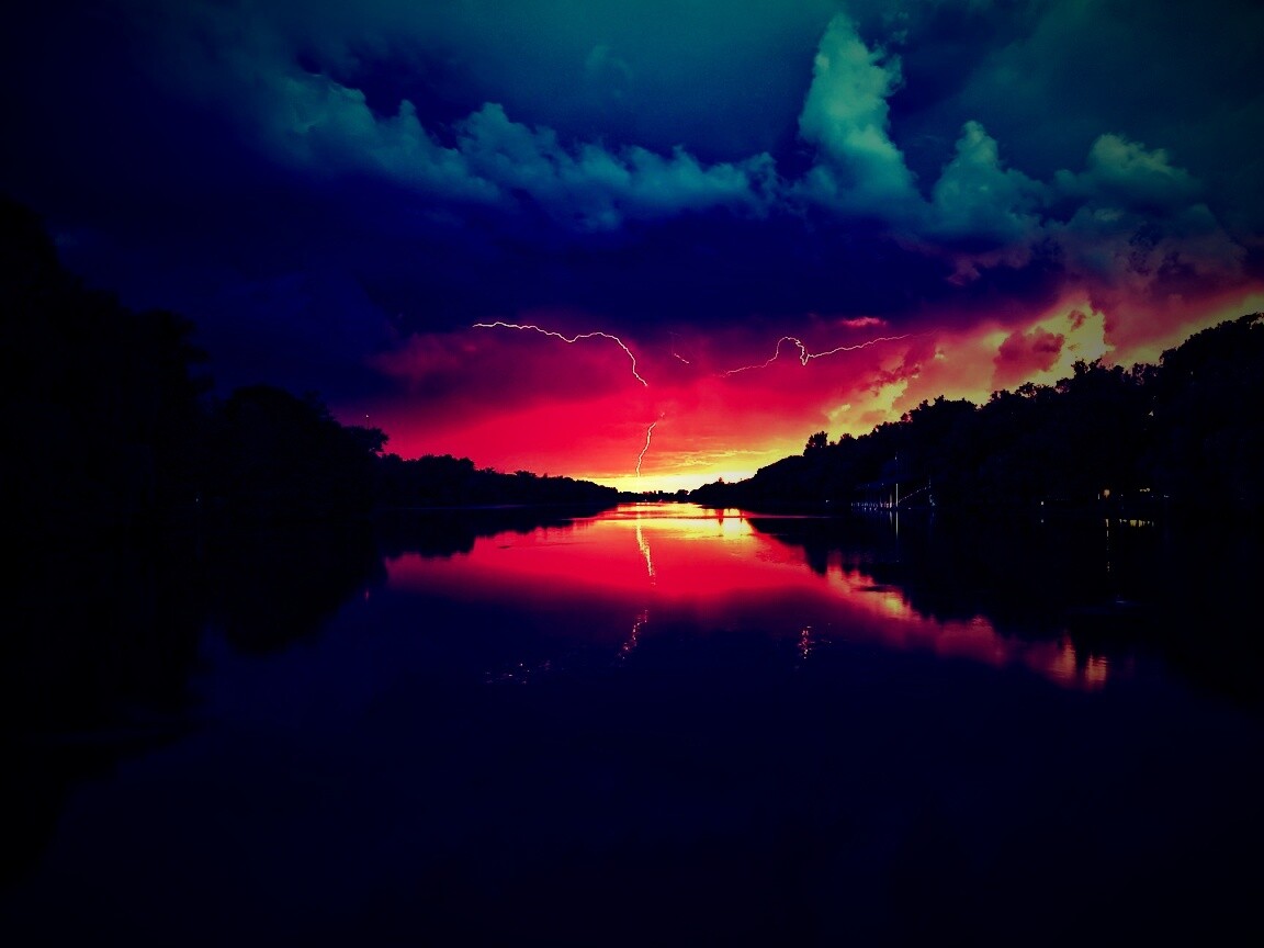 Молнии на фоне заката, стандартные обои mac обои