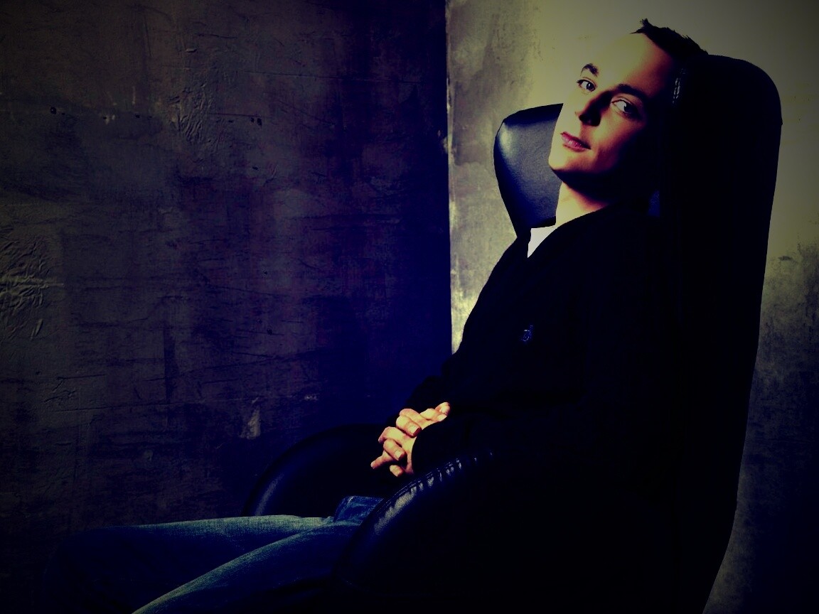 Джим Парсонс в крселе обои