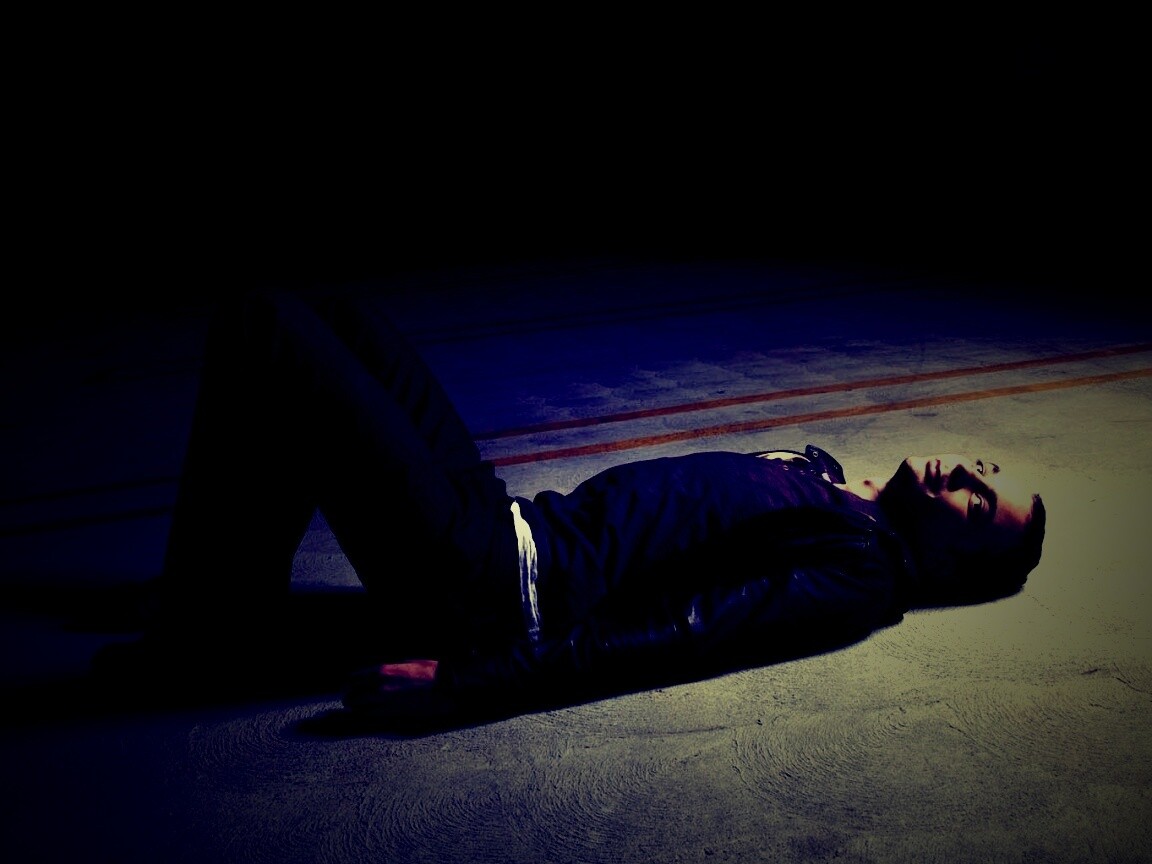 Джим Парсонс на полу обои