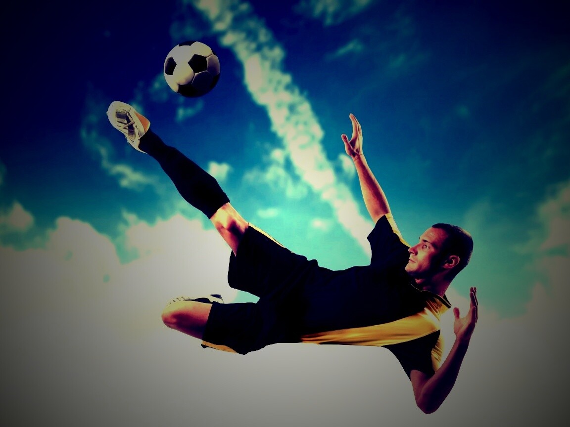 Удар по мячу обои