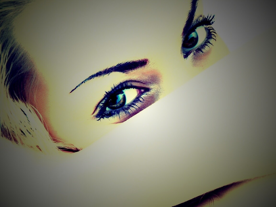 Девушка прикрыла лицо рукой обои