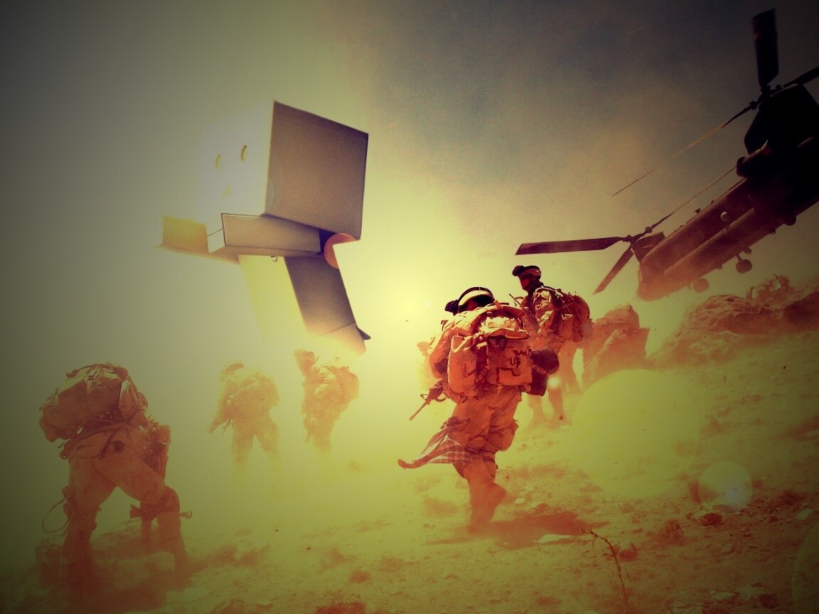 Картонный человек среди солдат обои